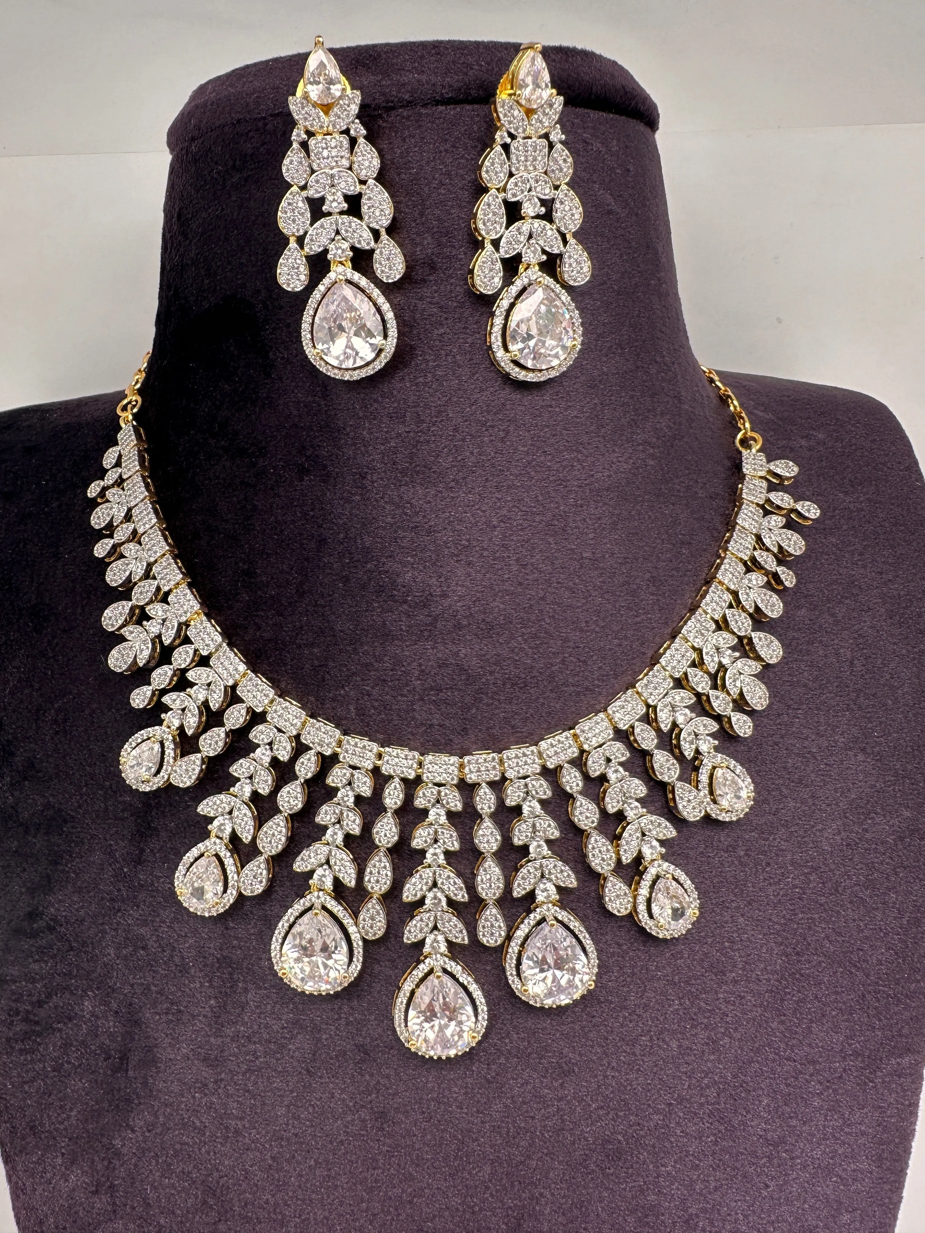 AD Neckline Color Stone Short Necklace