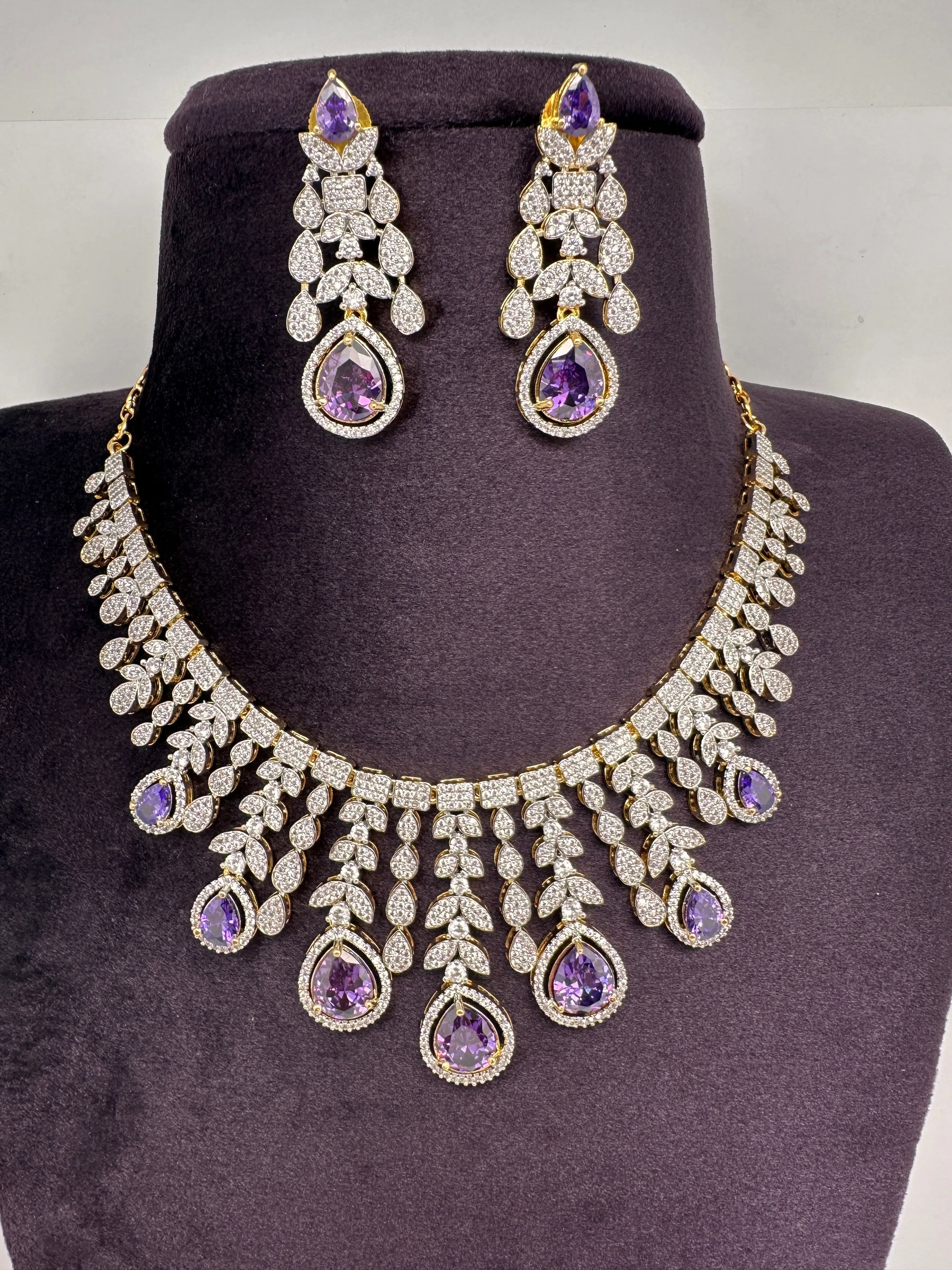 AD Neckline Color Stone Short Necklace