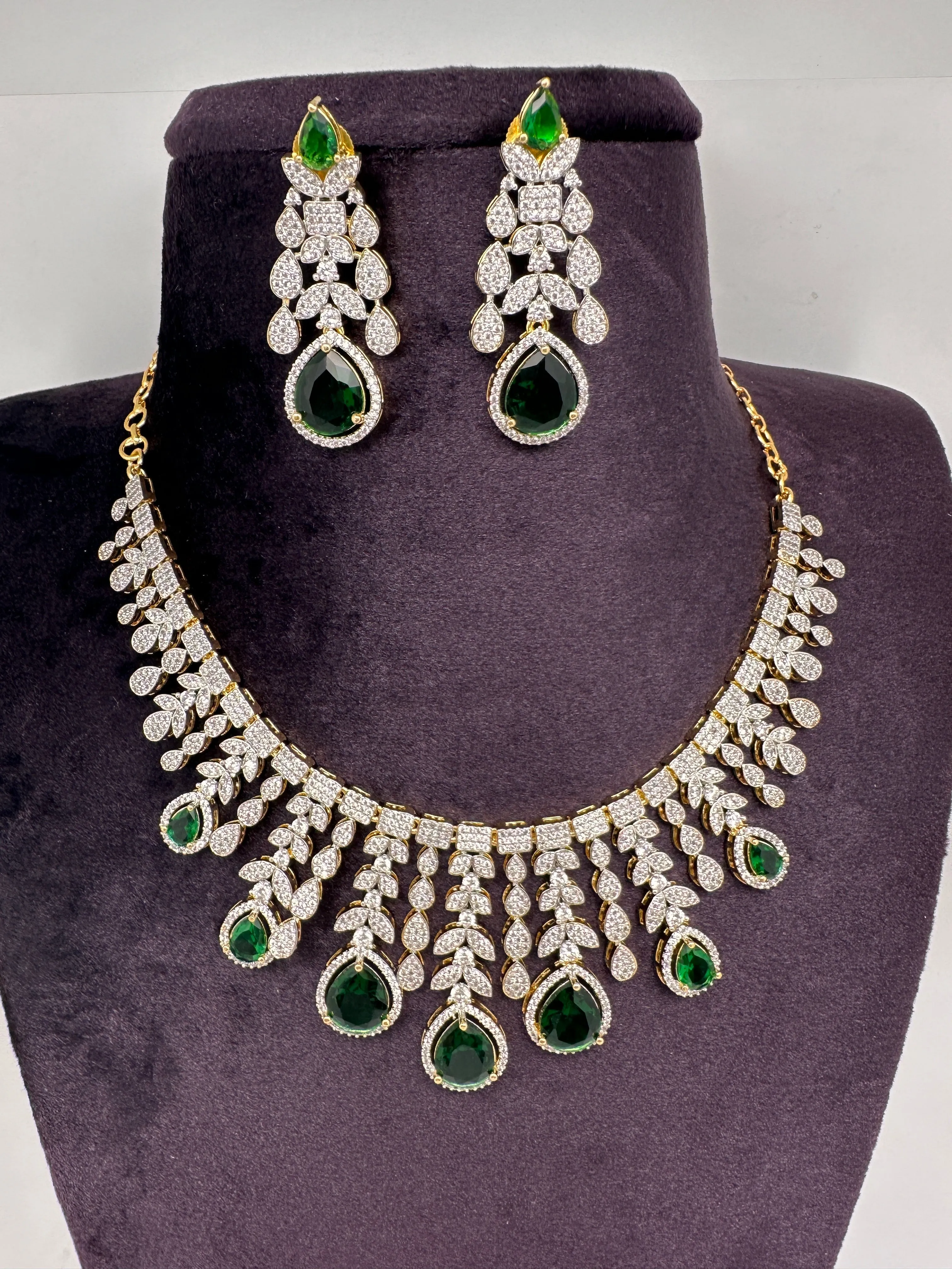 AD Neckline Color Stone Short Necklace