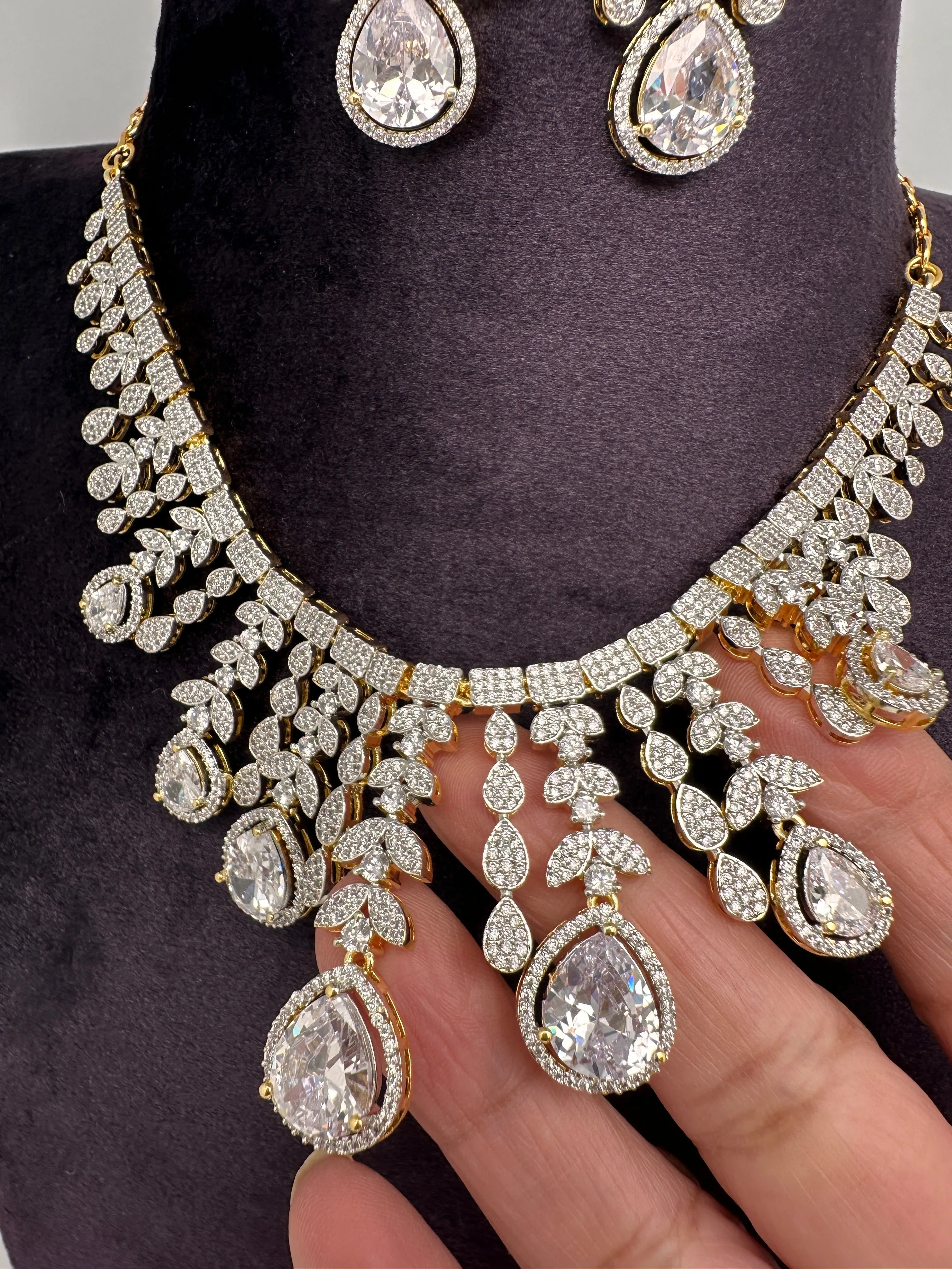 AD Neckline Color Stone Short Necklace