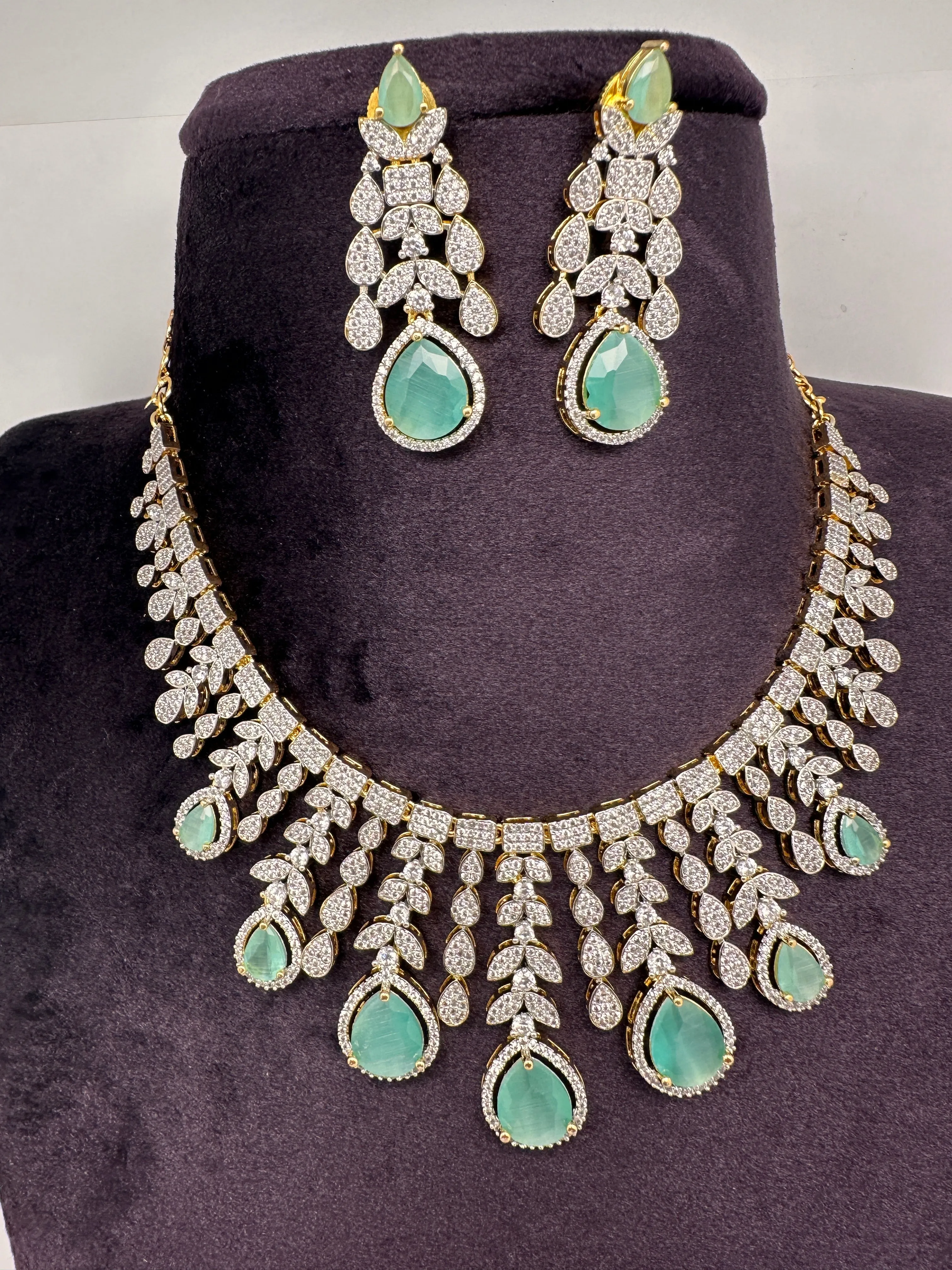 AD Neckline Color Stone Short Necklace